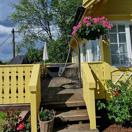 Yellow House By The Fjord In Idyllic * Holmsbu