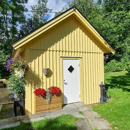 度假居 Yellow House By The Fjord In Idyllic *