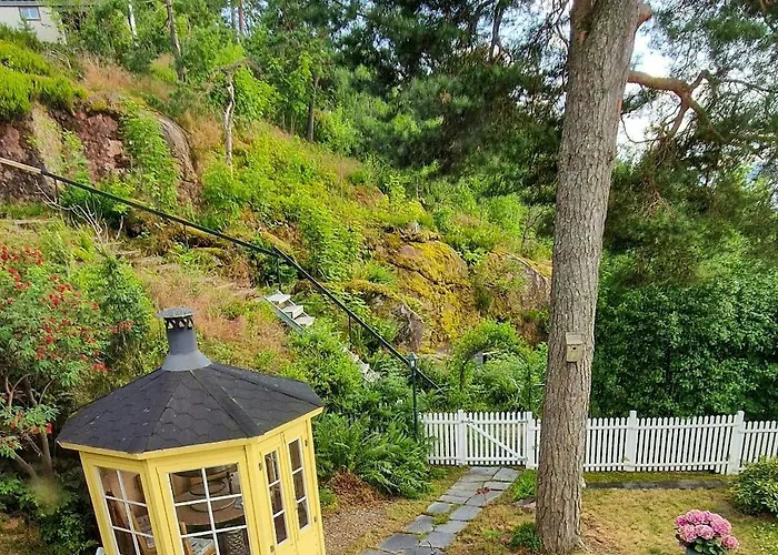 Yellow House By The Fjord In Idyllic 度假居 *