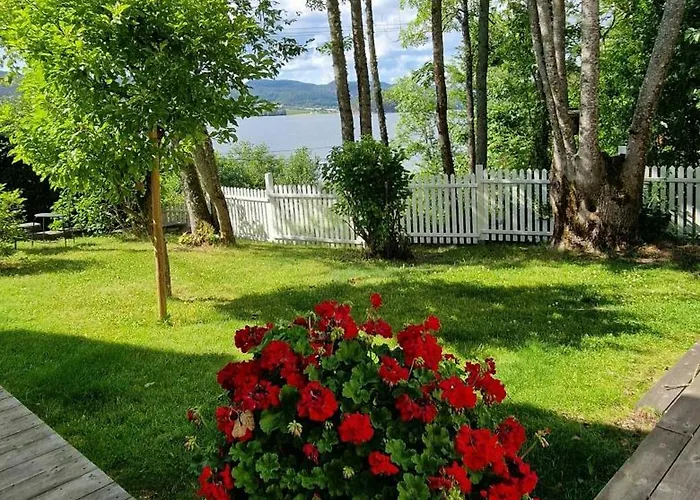 度假居 Yellow House By The Fjord In Idyllic *